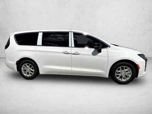Bright White Clearcoat 2027 Chrysler Pacifica L