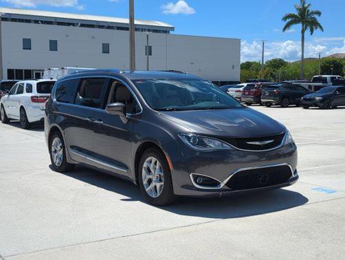2017 Chrysler Pacifica Touring-L