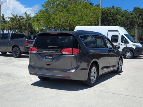 2017 Chrysler Pacifica Touring-L