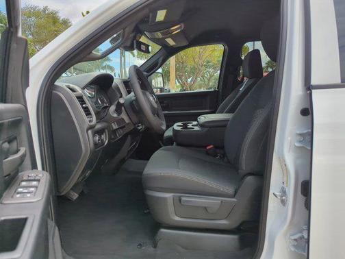 2025 RAM 3500 Tradesman Crew Cab 4x4 8' Box
