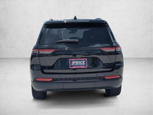Diamond Black Crystal Pearlcoat 2023 Jeep Grand Cherokee Altitude