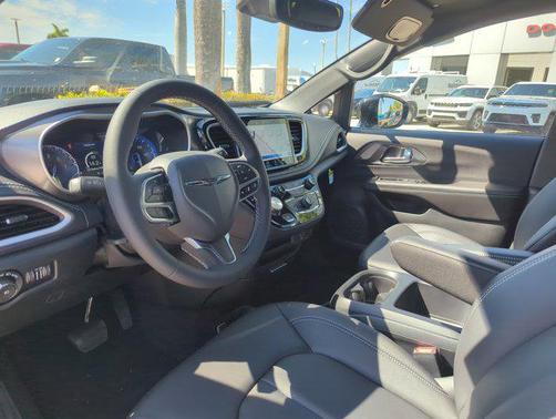 Bright White Clearcoat 2026 Chrysler Pacifica L