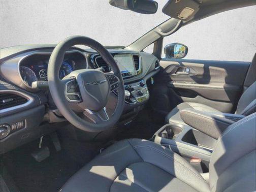 Bright White Clearcoat 2026 Chrysler Pacifica L