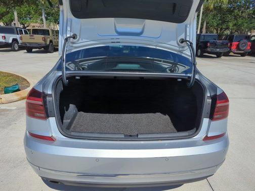 2018 Volkswagen Passat 2.0T SEL Premium