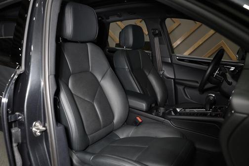 2023 Porsche Macan Base
