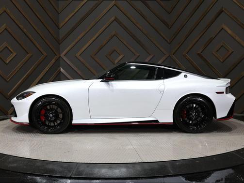 Everest White Pearl Tricoat/Super Black 2024 Nissan Z NISMO Auto