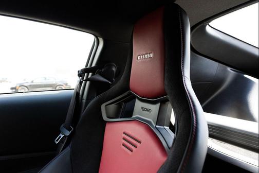 Everest White Pearl Tricoat/Super Black 2024 Nissan Z NISMO Auto