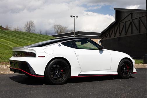 Everest White Pearl Tricoat/Super Black 2024 Nissan Z NISMO Auto