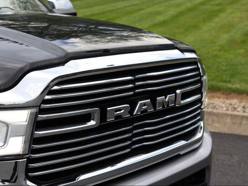 Diamond Black Crystal Pearlcoat 2020 RAM 2500 Laramie Crew Cab 4x4 6'4' Box