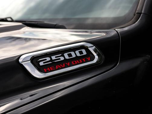 Diamond Black Crystal Pearlcoat 2020 RAM 2500 Laramie Crew Cab 4x4 6'4' Box