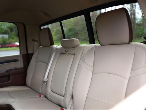 Diamond Black Crystal Pearlcoat 2020 RAM 2500 Laramie Crew Cab 4x4 6'4' Box