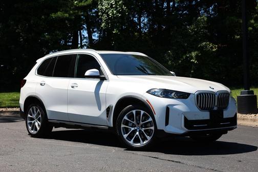 Mineral White Metallic 2024 BMW X5 xDrive40i