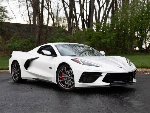 White Pearl Metallic Tricoat 2023 Chevrolet Corvette Stingray w/3LT