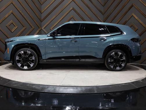 Cape York Green Metallic 2025 BMW XM Base