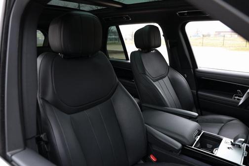 2025 Land Rover Range Rover P550e SE