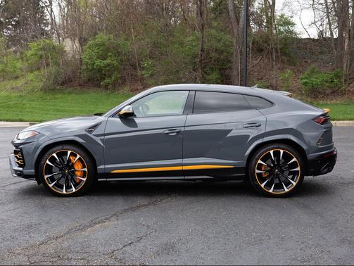 2022 Lamborghini Urus Graphite Capsule