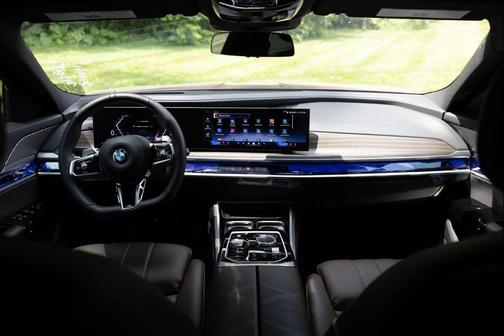 Aventurin Red Metallic 2025 BMW 760 xDrive