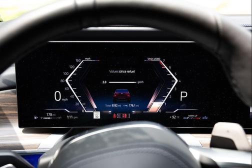 Aventurin Red Metallic 2025 BMW 760 xDrive