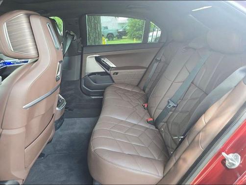 Aventurin Red Metallic 2025 BMW 760 xDrive