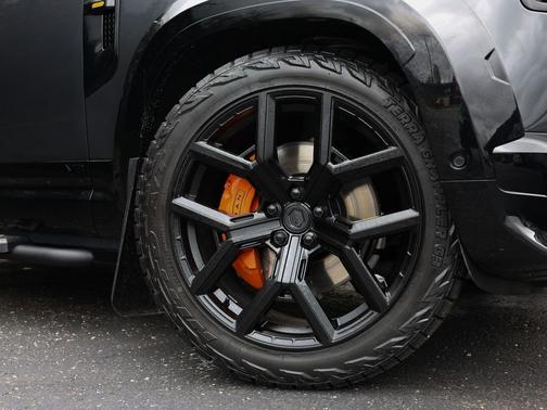 Carpathian Grey Premium Metallic 2026 Land Rover Defender 110 V8