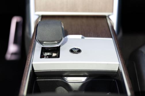 White 2025 Land Rover Range Rover P400 SE