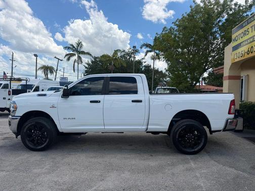 Bright White Clearcoat 2024 RAM 2500 Big Horn Crew Cab 4x4 6'4' Box