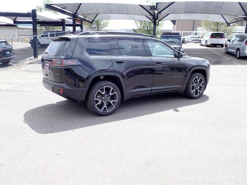 Diamond Black Crystal Pearlcoat 2026 Jeep Cherokee Overland