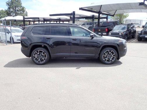 Diamond Black Crystal Pearlcoat 2026 Jeep Cherokee Overland