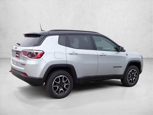 Silver Zynith Metallic Clearcoat 2026 Jeep Compass Trailhawk
