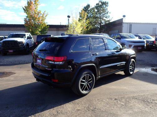 Diamond Black Crystal Pearlcoat 2017 Jeep Grand Cherokee Trailhawk