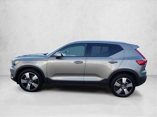 2022 Volvo XC40 T5 Momentum