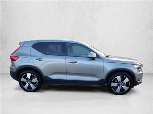 2022 Volvo XC40 T5 Momentum