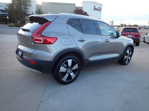 2022 Volvo XC40 T5 Momentum