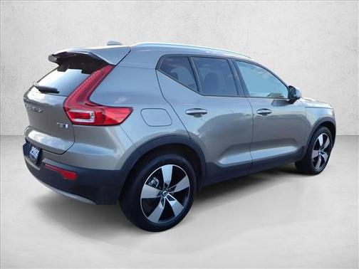 2022 Volvo XC40 T5 Momentum