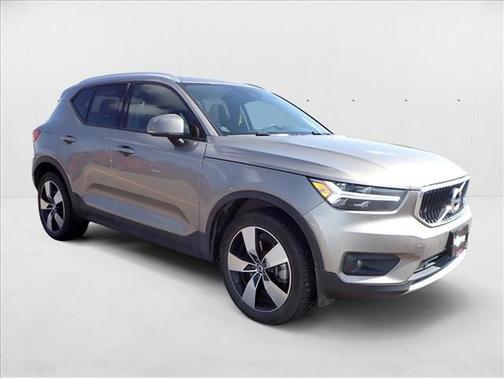 2022 Volvo XC40 T5 Momentum