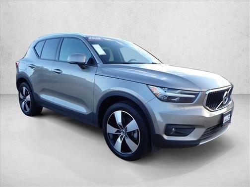 2022 Volvo XC40 T5 Momentum