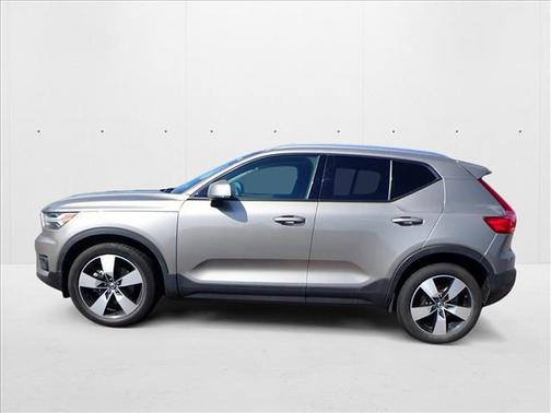 2022 Volvo XC40 T5 Momentum