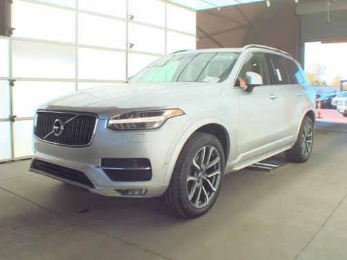 Bright Silver Metallic 2017 Volvo XC90 T6 Momentum