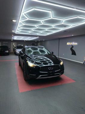 2017 INFINITI QX30 Premium