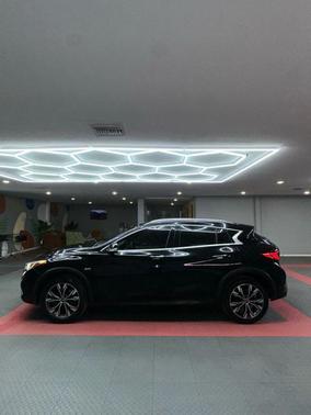 2017 INFINITI QX30 Premium