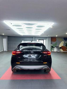 2017 INFINITI QX30 Premium