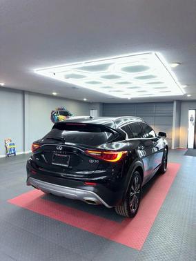 2017 INFINITI QX30 Premium