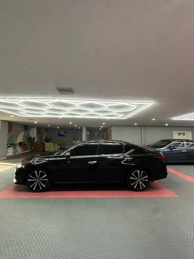 Super Black 2019 Nissan Altima 2.5 Platinum
