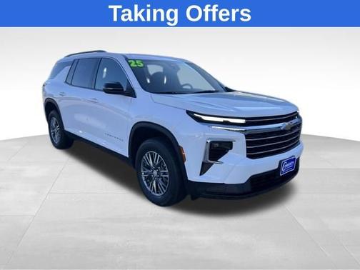 Summit White 2025 Chevrolet Traverse LT