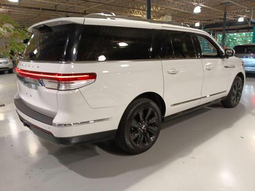 Pristine White Metallic Tri-Coat 2024 Lincoln Navigator Reserve