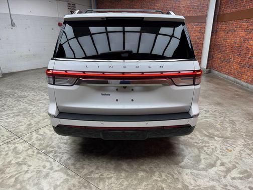 Pristine White Metallic Tri-Coat 2024 Lincoln Navigator Reserve