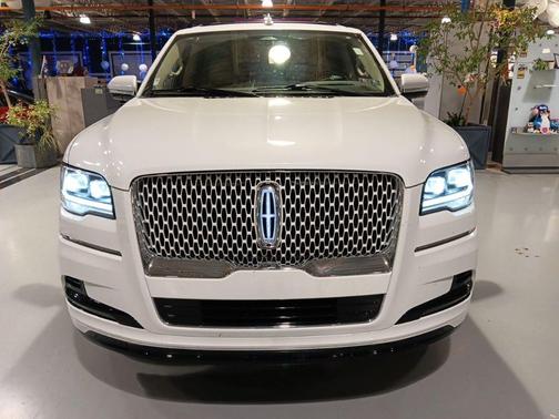 Pristine White Metallic Tri-Coat 2024 Lincoln Navigator Reserve
