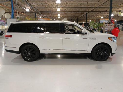 Pristine White Metallic Tri-Coat 2024 Lincoln Navigator Reserve