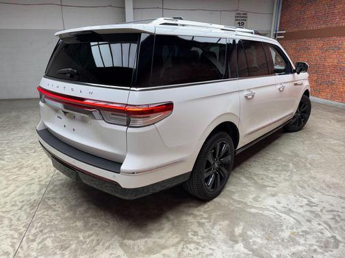 Pristine White Metallic Tri-Coat 2024 Lincoln Navigator Reserve
