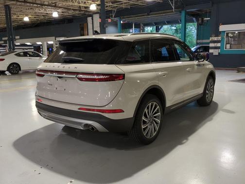 Ceramic Pearl Metallic Tinted Clearcoat 2023 Lincoln Corsair Reserve